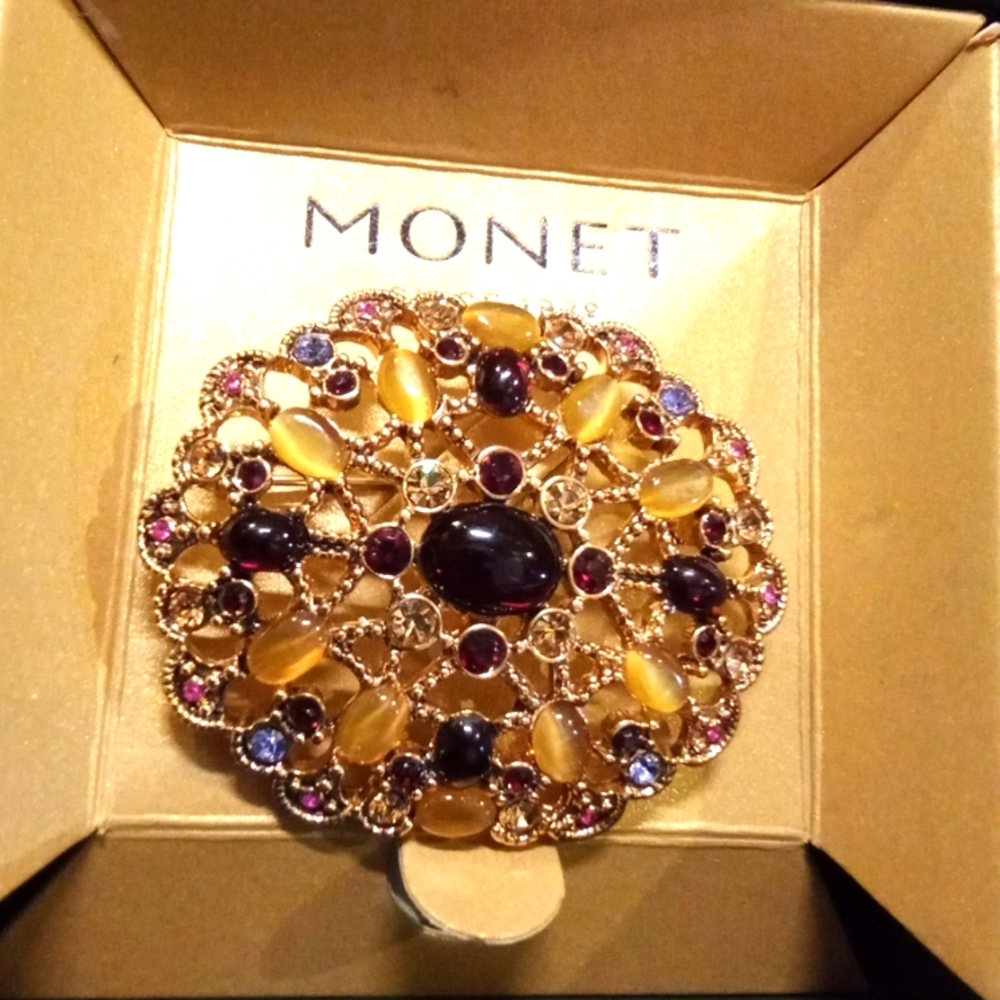 Beautiful vintage Monet brooch